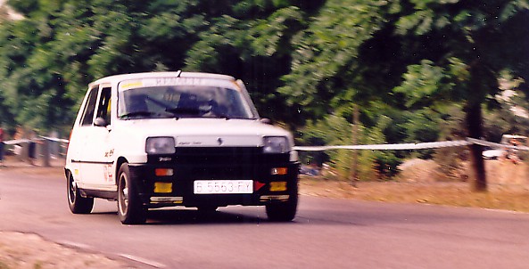 En estas fotos Josep Pi ol con su Renault 5 Alpine Turbo de GrN 