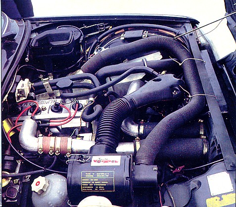 El vano motor del R5 Alpine Turbo est ya de por si ocupado por los 